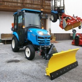 Снегоуборочный трактор LS J27 с отвалом и щеткой